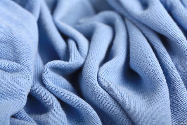 聚酯纤维 vs 棉:哪种纺织品材料更适合你?